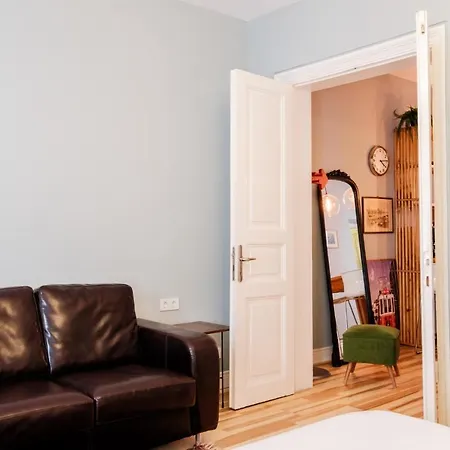 Trendy Apt, Balcony, 2 Min To Main Ave * Istanboel