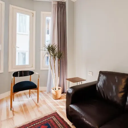 Trendy Apt, Balcony, 2 Min To Main Ave * Istanboel