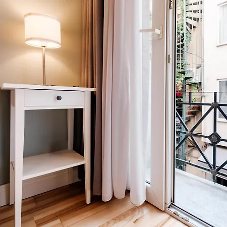 Trendy Apt, Balcony, 2 Min To Main Ave * Istanboel